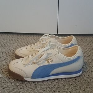 Like new puma Roma sneakers. Retro style.